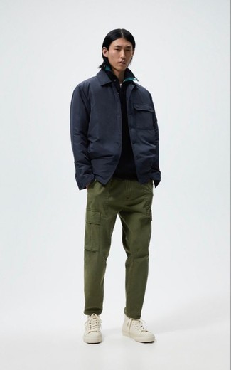 С чем носить бежевые высокие кеды из плотной ткани мужчине