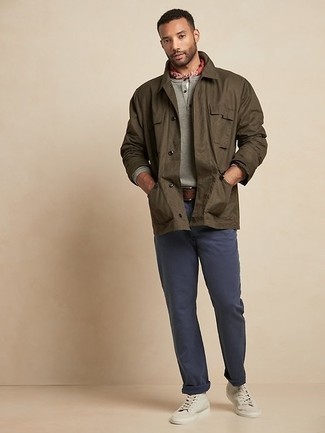 С чем носить бежевые высокие кеды из плотной ткани мужчине