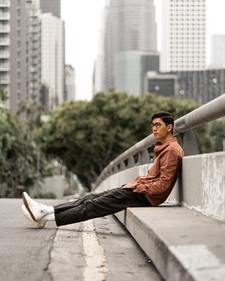 С чем носить бежевые высокие кеды из плотной ткани мужчине