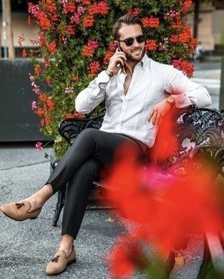 С чем носить бежевые лоферы из плотной ткани мужчине