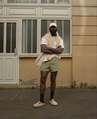 С чем носить бежевую сумку почтальона из плотной ткани