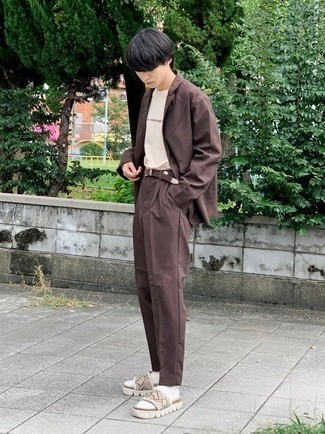 С чем носить бежевые сандалии из плотной ткани мужчине