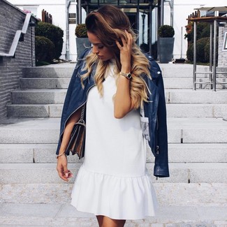 С чем носить бежевую сумку-саквояж из плотной ткани