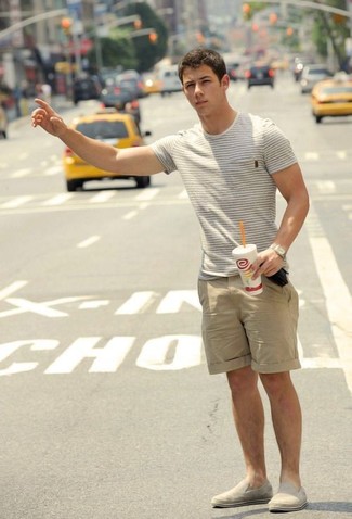 С чем носить бежевые слипоны из плотной ткани мужчине