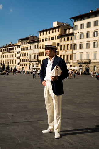 С чем носить бежевые слипоны из плотной ткани мужчине