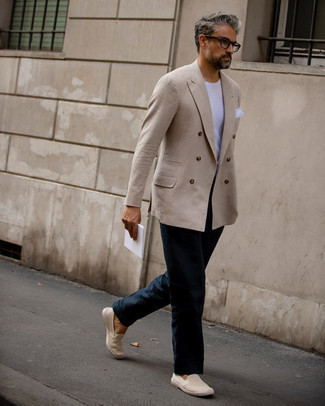 С чем носить бежевые слипоны из плотной ткани мужчине