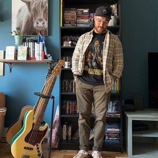 С чем носить бежевые слипоны из плотной ткани мужчине