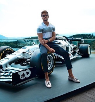 С чем носить бежевые лоферы с кисточками из плотной ткани