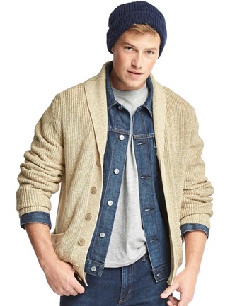 Как носить бежевый кардиган с синими джинсами мужчине