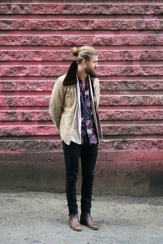 Как носить бежевый кардиган с синими джинсами мужчине