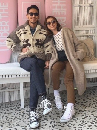 Как носить бежевый кардиган с синими джинсами мужчине