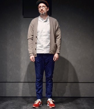 Какие брюки чинос носить с бежевым кардиганом