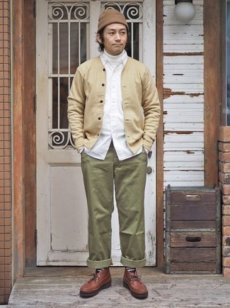 Какие брюки чинос носить с бежевым кардиганом