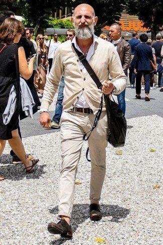 Какие брюки чинос носить с бежевым кардиганом