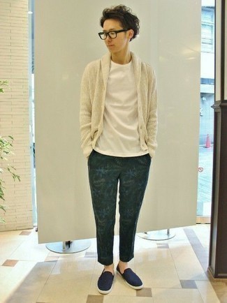 Какие брюки чинос носить с бежевым кардиганом