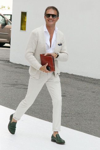 Какие брюки чинос носить с бежевым кардиганом