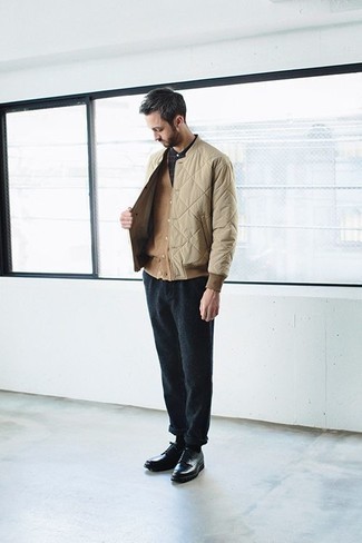 Какие брюки чинос носить с бежевым кардиганом