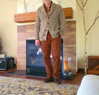 Какие брюки чинос носить с бежевым кардиганом