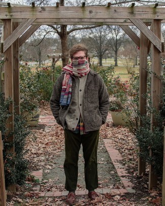 Какие брюки чинос носить с бежевым кардиганом