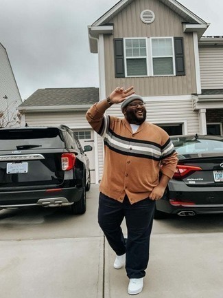 Какие брюки чинос носить с бежевым кардиганом