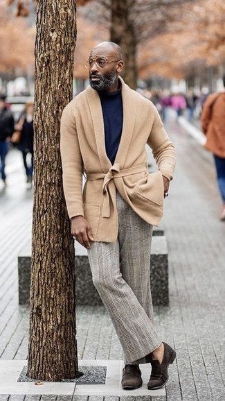 Какие брюки чинос носить с бежевым кардиганом