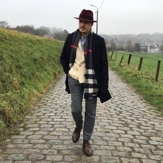 Какие брюки чинос носить с бежевым кардиганом