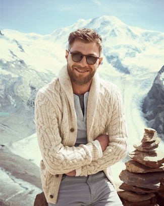 Как носить бежевый кардиган с серыми брюками чинос