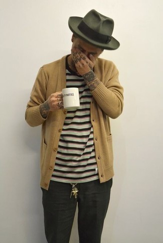 Как носить бежевый кардиган с серыми брюками чинос