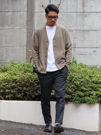 Как носить бежевый кардиган с серыми брюками чинос