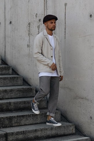 Как носить бежевый кардиган с серыми брюками чинос