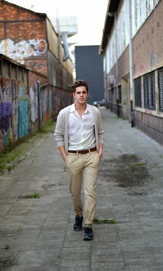 С чем носить бежевый кардиган мужчине