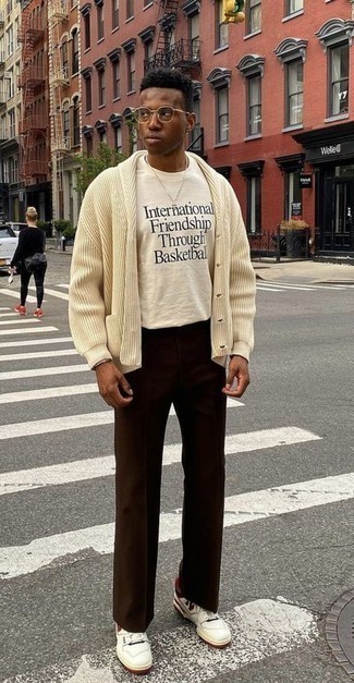 С чем носить бежевый кардиган мужчине