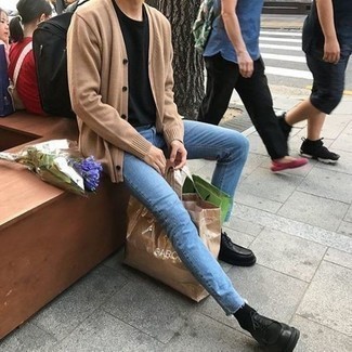 Как носить бежевый кардиган с голубыми джинсами мужчине