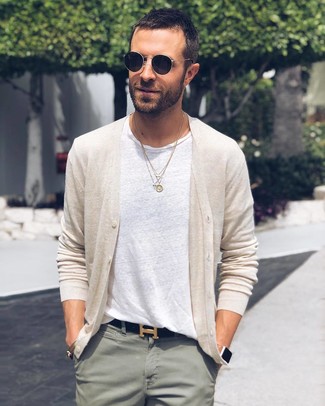 Как носить бежевый кардиган с мятными брюками чинос