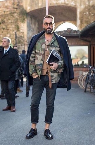 Как носить бежевый кардиган с темно-синим длинным пальто