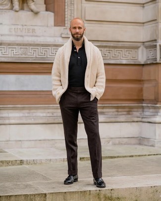 Какие футболки-поло носить с бежевым кардиганом мужчине