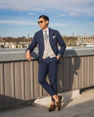 Какие костюмы носить с бежевым кардиганом