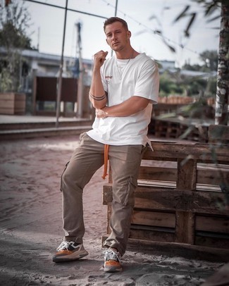 Какие кроссовки носить с бежевыми брюками карго