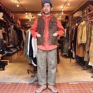 Какие повседневные ботинки носить с бежевыми брюками карго