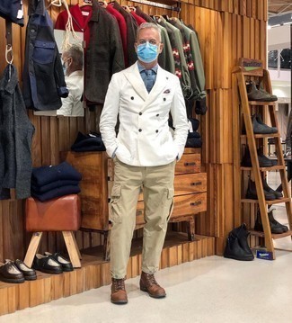 Какие повседневные ботинки носить с бежевыми брюками карго