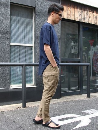 Какие сланцы носить с бежевыми брюками карго