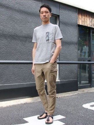 Какие сланцы носить с бежевыми брюками карго