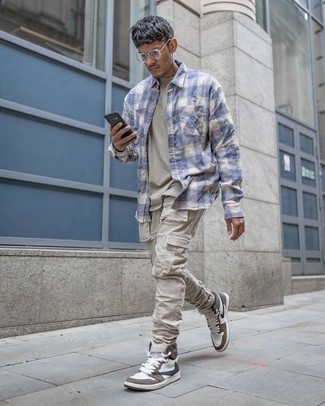 Какие высокие кеды носить с бежевыми брюками карго