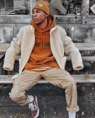 Какой худи носить с бежевыми брюками карго