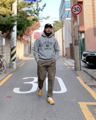 Какой худи носить с бежевыми брюками карго