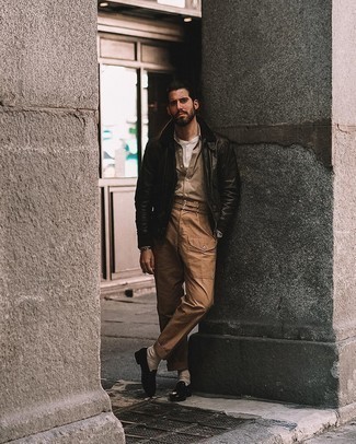 Какие лоферы носить с бежевыми брюками карго