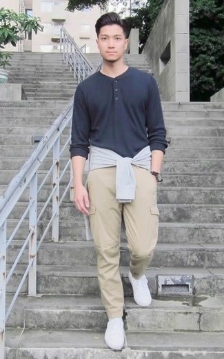 Какие низкие кеды носить с бежевыми брюками карго