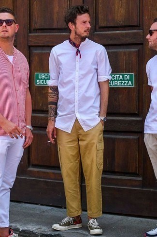 Какие низкие кеды носить с бежевыми брюками карго