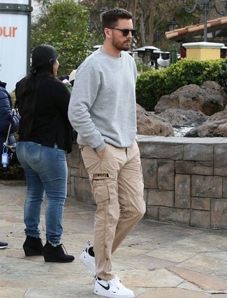 Какие низкие кеды носить с бежевыми брюками карго