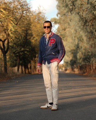 Какие низкие кеды носить с бежевыми брюками карго